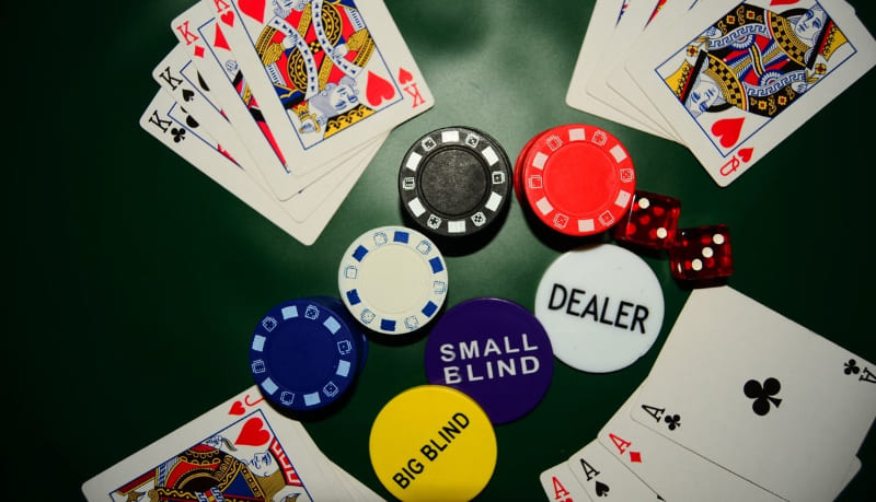 Giữa Blind Battle: Thuật ngữ Small Blind Poker và big blind có gì khác 
